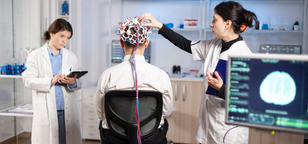 Estimulación cerebral no invasiva para abordar el Parkinson